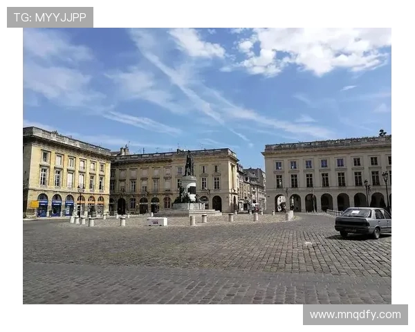 兰斯与斯特拉斯的激烈对决揭示足球战术与团队合作的精彩瞬间