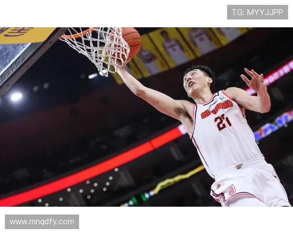 周琦在国际篮球舞台上的崛起与挑战：从青涩新星到实力中锋的成长之路